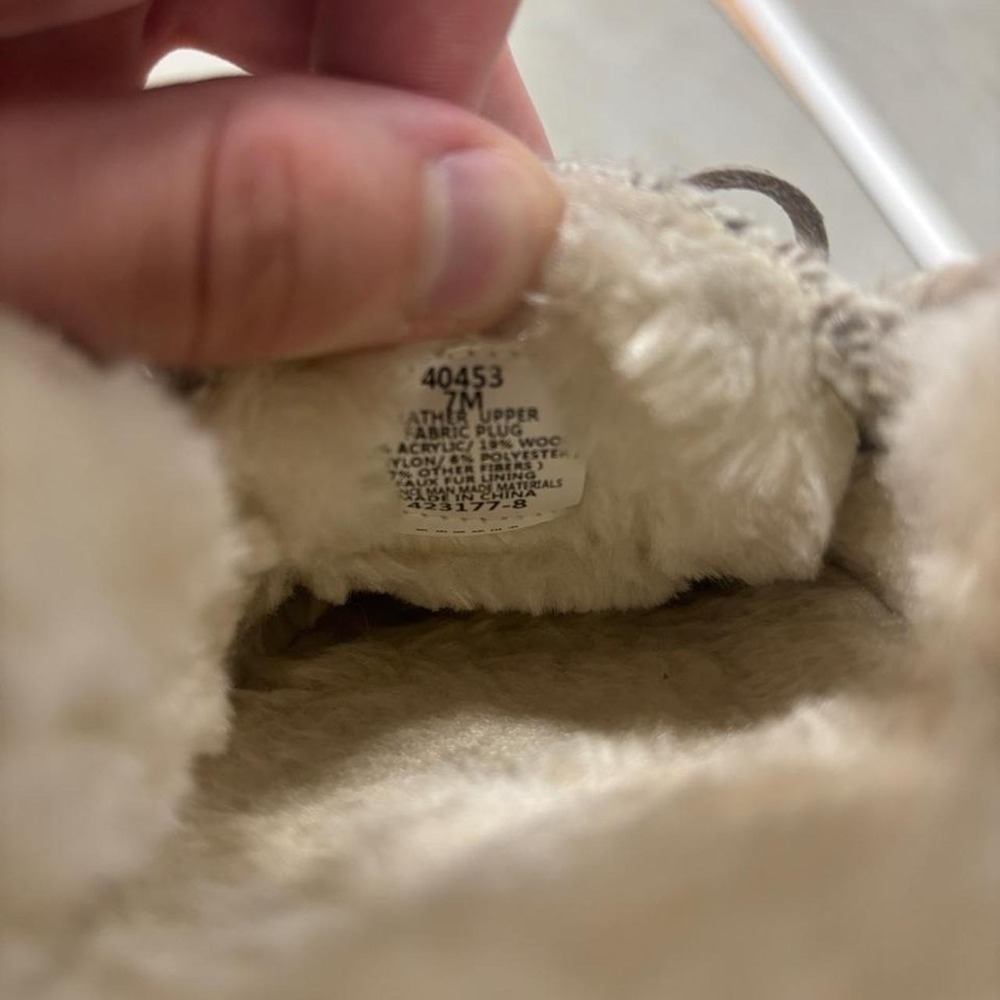 Minnetonka Gray & Cream Cozy Slippers Size 7 - Picture 4 of 5